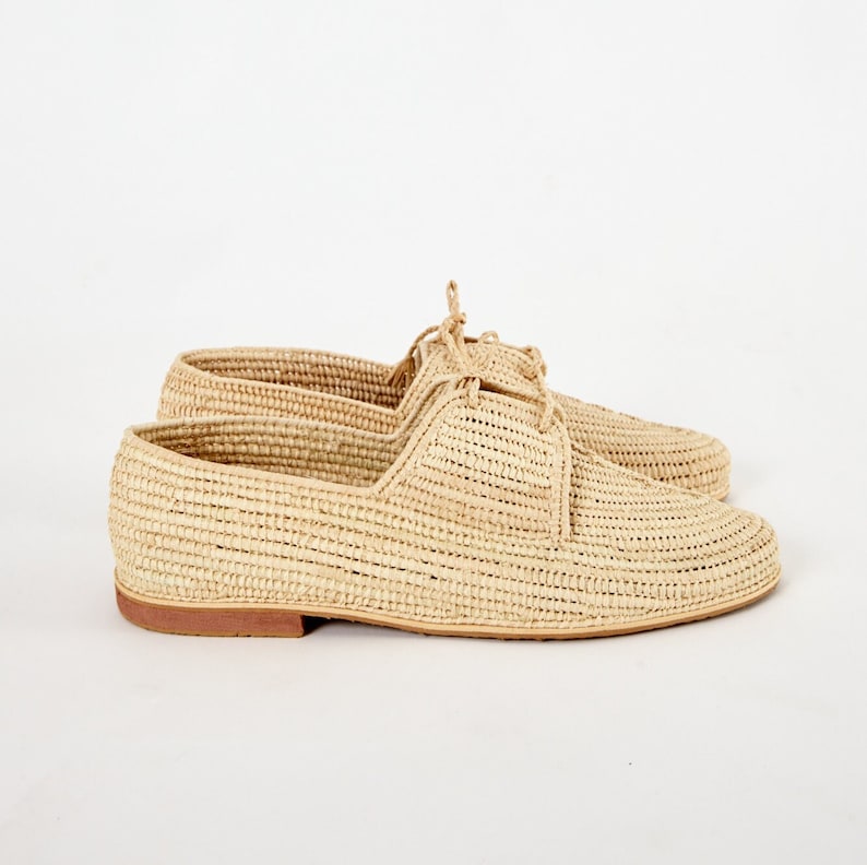Handmade men’s raffia wedding shoes featuring natural woven fibers and a lightweight loafer design. Perfect for grooms seeking unique, stylish footwear for beach, boho, or summer ceremonies. Comfortable, breathable, and crafted with detailed handwoven texture for an elegant, natural look.
