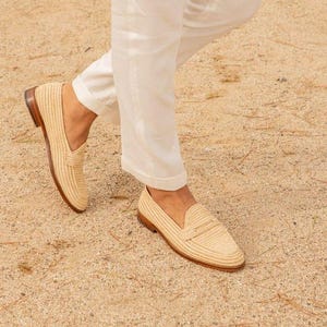 Handmade men’s raffia wedding shoes featuring natural woven fibers and a lightweight loafer design. Perfect for grooms seeking unique, stylish footwear for beach, boho, or summer ceremonies. Comfortable, breathable, and crafted with detailed handwoven texture for an elegant, natural look.