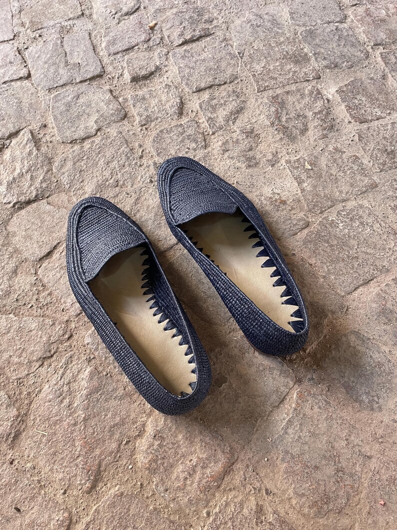 Handmade men’s raffia wedding shoes featuring natural woven fibers and a lightweight loafer design. Perfect for grooms seeking unique, stylish footwear for beach, boho, or summer ceremonies. Comfortable, breathable, and crafted with detailed handwoven texture for an elegant, natural look.