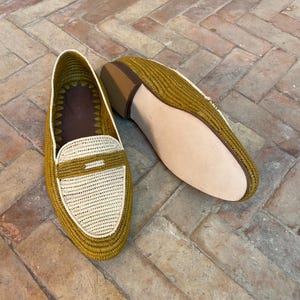 Handmade men’s raffia wedding shoes featuring natural woven fibers and a lightweight loafer design. Perfect for grooms seeking unique, stylish footwear for beach, boho, or summer ceremonies. Comfortable, breathable, and crafted with detailed handwoven texture for an elegant, natural look.