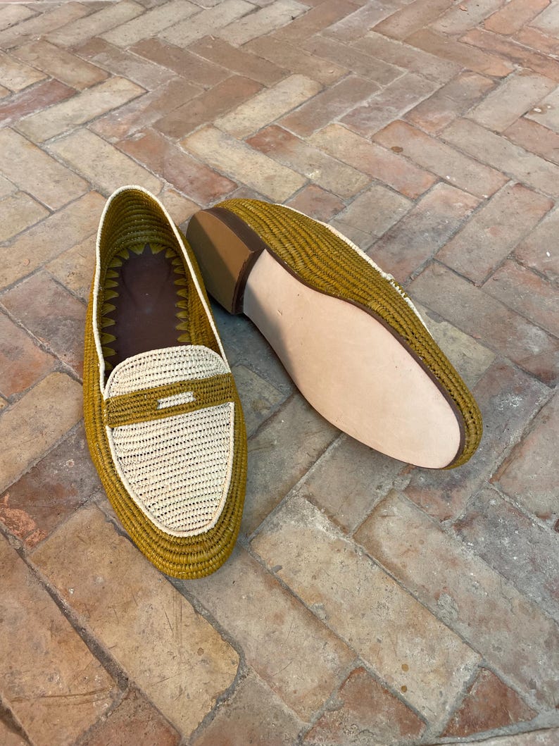 Handmade men’s raffia wedding shoes featuring natural woven fibers and a lightweight loafer design. Perfect for grooms seeking unique, stylish footwear for beach, boho, or summer ceremonies. Comfortable, breathable, and crafted with detailed handwoven texture for an elegant, natural look.