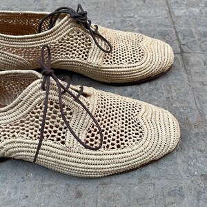 Handmade men’s raffia wedding shoes featuring natural woven fibers and a lightweight loafer design. Perfect for grooms seeking unique, stylish footwear for beach, boho, or summer ceremonies. Comfortable, breathable, and crafted with detailed handwoven texture for an elegant, natural look.