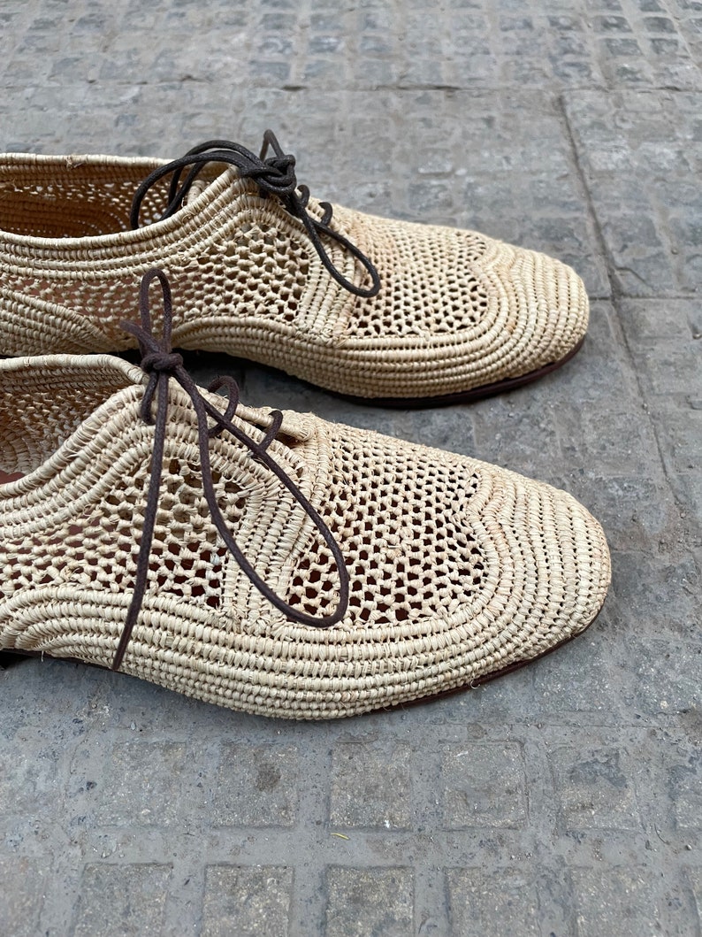 Handmade men’s raffia wedding shoes featuring natural woven fibers and a lightweight loafer design. Perfect for grooms seeking unique, stylish footwear for beach, boho, or summer ceremonies. Comfortable, breathable, and crafted with detailed handwoven texture for an elegant, natural look.