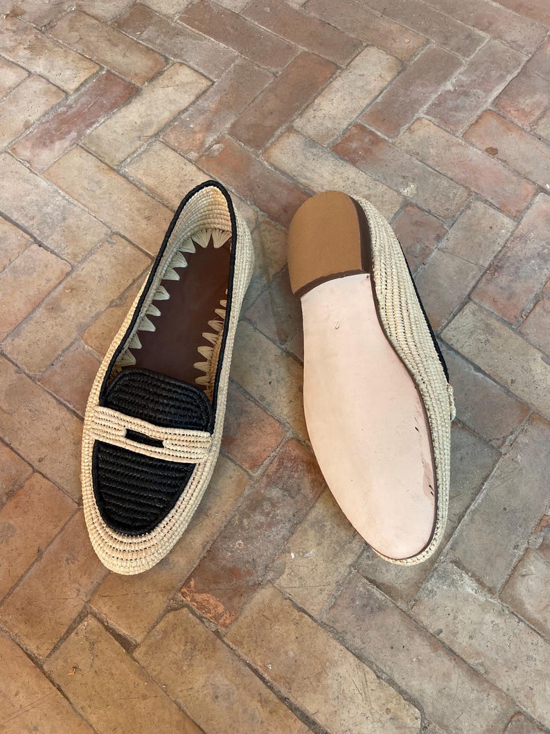 Handmade men’s raffia wedding shoes featuring natural woven fibers and a lightweight loafer design. Perfect for grooms seeking unique, stylish footwear for beach, boho, or summer ceremonies. Comfortable, breathable, and crafted with detailed handwoven texture for an elegant, natural look.