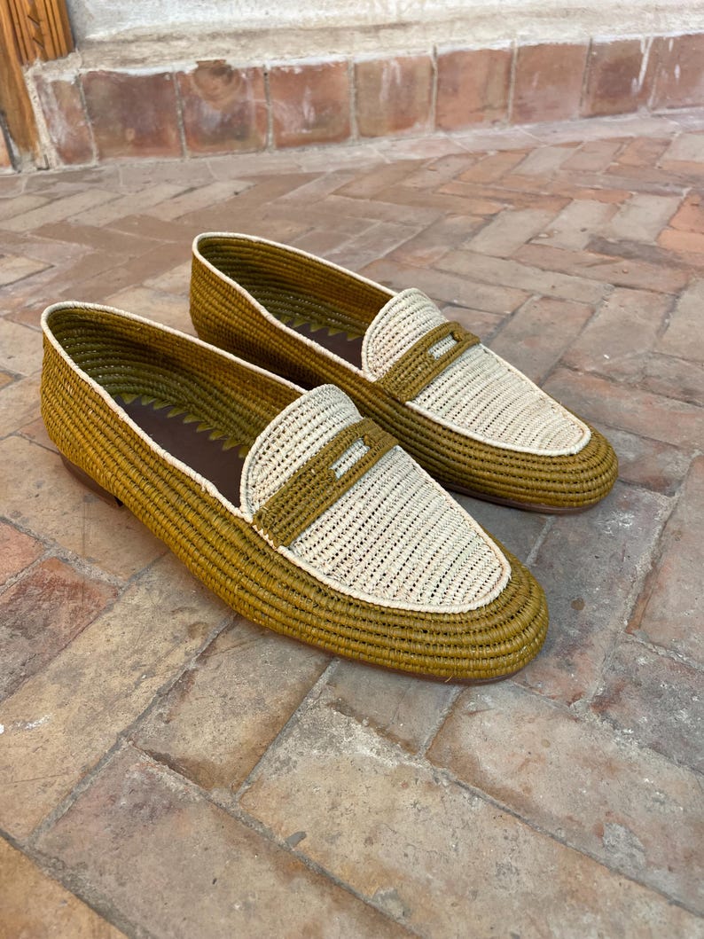 Handmade men’s raffia wedding shoes featuring natural woven fibers and a lightweight loafer design. Perfect for grooms seeking unique, stylish footwear for beach, boho, or summer ceremonies. Comfortable, breathable, and crafted with detailed handwoven texture for an elegant, natural look.