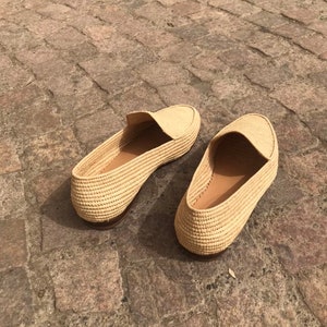 Handmade men’s raffia wedding shoes featuring natural woven fibers and a lightweight loafer design. Perfect for grooms seeking unique, stylish footwear for beach, boho, or summer ceremonies. Comfortable, breathable, and crafted with detailed handwoven texture for an elegant, natural look.
