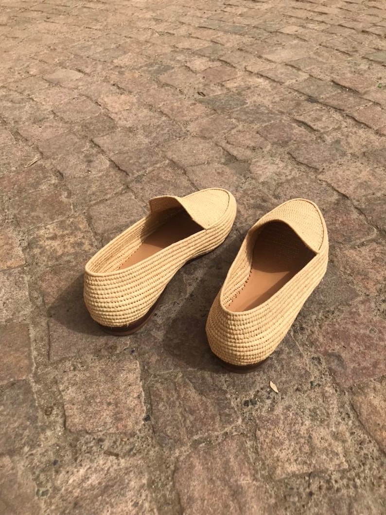 Handmade men’s raffia wedding shoes featuring natural woven fibers and a lightweight loafer design. Perfect for grooms seeking unique, stylish footwear for beach, boho, or summer ceremonies. Comfortable, breathable, and crafted with detailed handwoven texture for an elegant, natural look.