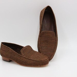 Handmade men’s raffia wedding shoes featuring natural woven fibers and a lightweight loafer design. Perfect for grooms seeking unique, stylish footwear for beach, boho, or summer ceremonies. Comfortable, breathable, and crafted with detailed handwoven texture for an elegant, natural look.