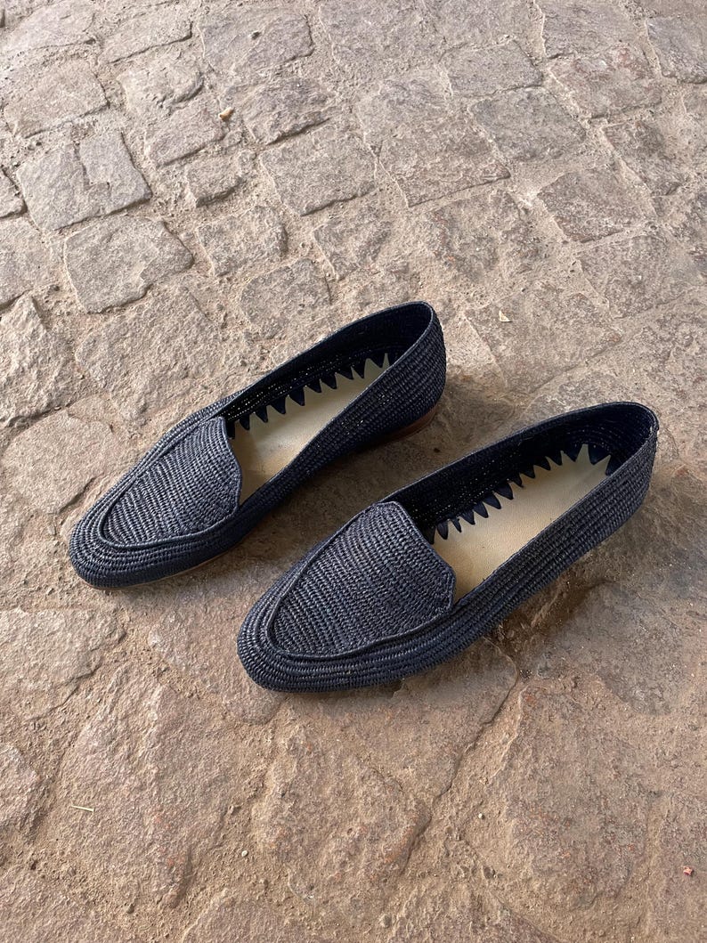 Handmade men’s raffia wedding shoes featuring natural woven fibers and a lightweight loafer design. Perfect for grooms seeking unique, stylish footwear for beach, boho, or summer ceremonies. Comfortable, breathable, and crafted with detailed handwoven texture for an elegant, natural look.