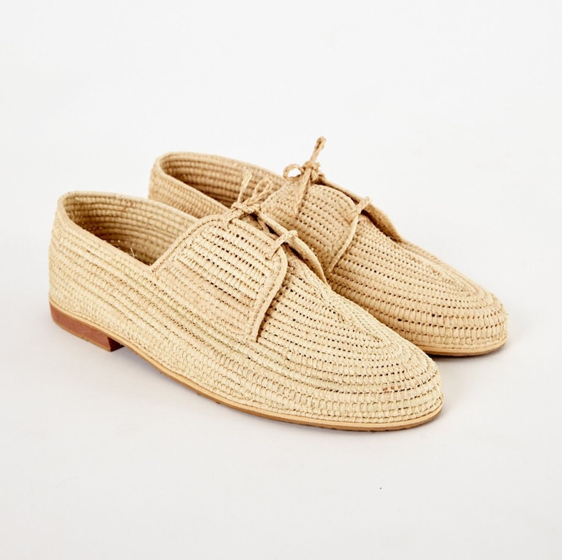 Handmade men’s raffia wedding shoes featuring natural woven fibers and a lightweight loafer design. Perfect for grooms seeking unique, stylish footwear for beach, boho, or summer ceremonies. Comfortable, breathable, and crafted with detailed handwoven texture for an elegant, natural look.