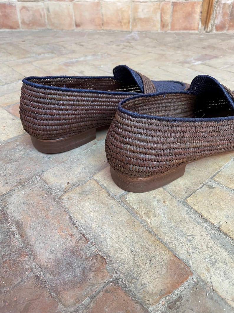 Handmade men’s raffia wedding shoes featuring natural woven fibers and a lightweight loafer design. Perfect for grooms seeking unique, stylish footwear for beach, boho, or summer ceremonies. Comfortable, breathable, and crafted with detailed handwoven texture for an elegant, natural look.