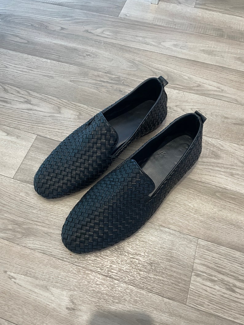 Handmade men’s braided leather shoes featuring a woven design and classic driving moccasin style. These leather loafers offer a comfortable, flexible fit ideal for weddings, groom fashion, and stylish everyday wear. Crafted with detailed braided texture for a refined, elegant look that complements both formal and casual outfits.