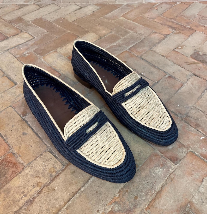Handmade men’s raffia wedding shoes featuring natural woven fibers and a lightweight loafer design. Perfect for grooms seeking unique, stylish footwear for beach, boho, or summer ceremonies. Comfortable, breathable, and crafted with detailed handwoven texture for an elegant, natural look.