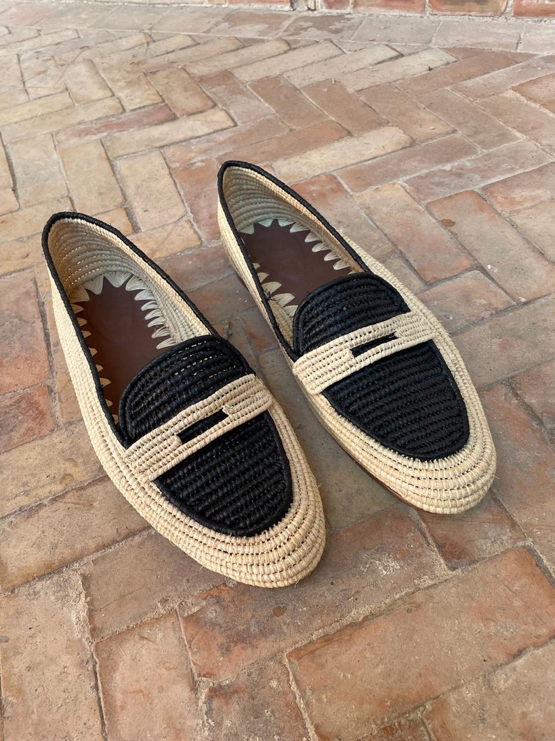 Handmade men’s raffia wedding shoes featuring natural woven fibers and a lightweight loafer design. Perfect for grooms seeking unique, stylish footwear for beach, boho, or summer ceremonies. Comfortable, breathable, and crafted with detailed handwoven texture for an elegant, natural look.