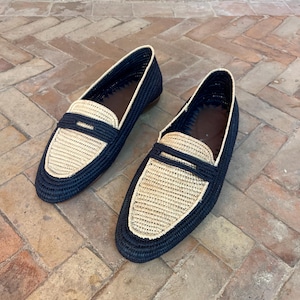 Handmade men’s raffia wedding shoes featuring natural woven fibers and a lightweight loafer design. Perfect for grooms seeking unique, stylish footwear for beach, boho, or summer ceremonies. Comfortable, breathable, and crafted with detailed handwoven texture for an elegant, natural look.