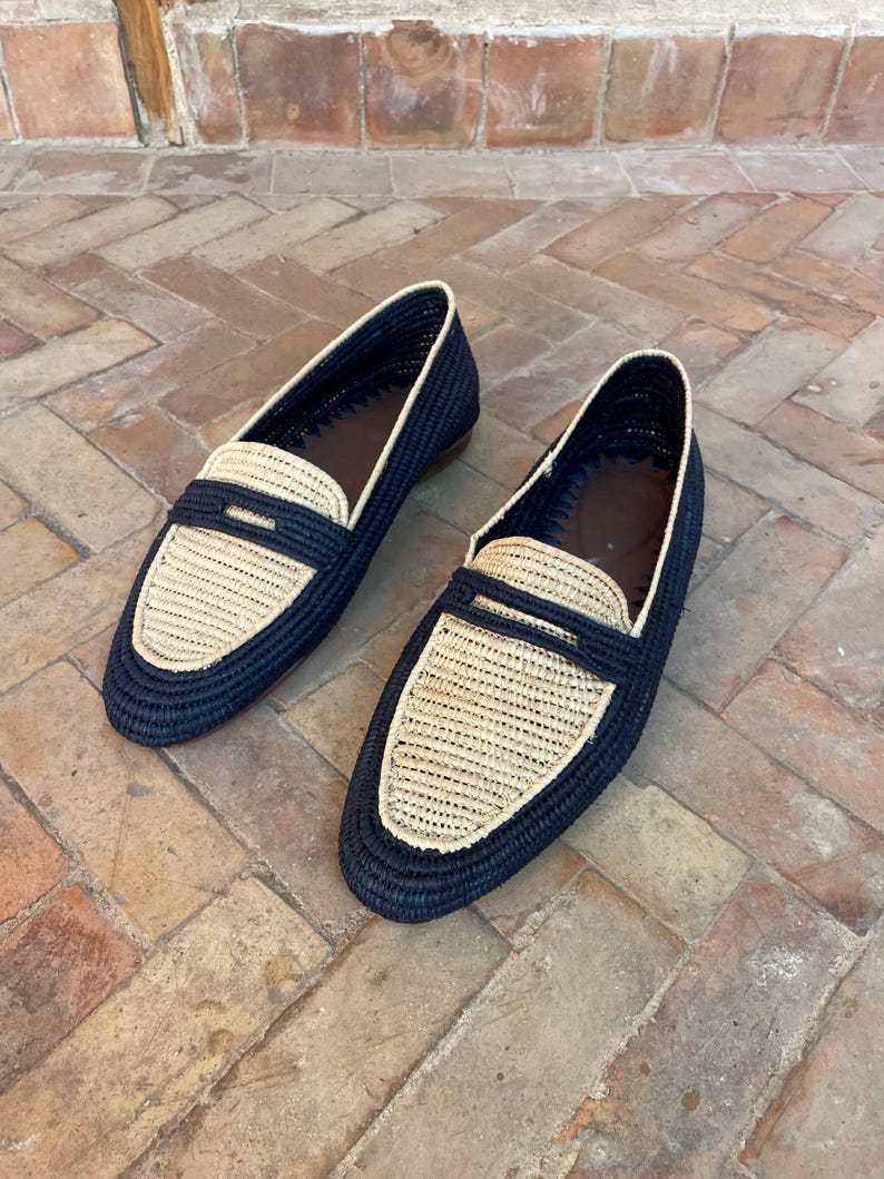 Handmade men’s raffia wedding shoes featuring natural woven fibers and a lightweight loafer design. Perfect for grooms seeking unique, stylish footwear for beach, boho, or summer ceremonies. Comfortable, breathable, and crafted with detailed handwoven texture for an elegant, natural look.