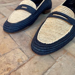Handmade men’s raffia wedding shoes featuring natural woven fibers and a lightweight loafer design. Perfect for grooms seeking unique, stylish footwear for beach, boho, or summer ceremonies. Comfortable, breathable, and crafted with detailed handwoven texture for an elegant, natural look.