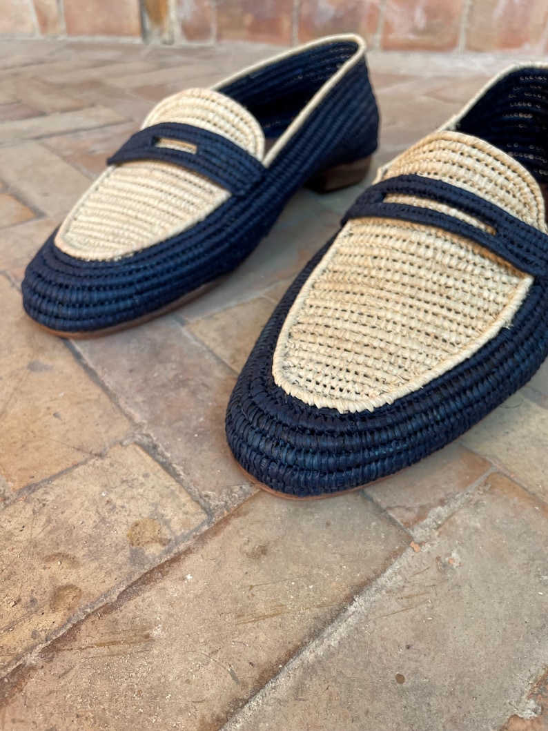 Handmade men’s raffia wedding shoes featuring natural woven fibers and a lightweight loafer design. Perfect for grooms seeking unique, stylish footwear for beach, boho, or summer ceremonies. Comfortable, breathable, and crafted with detailed handwoven texture for an elegant, natural look.