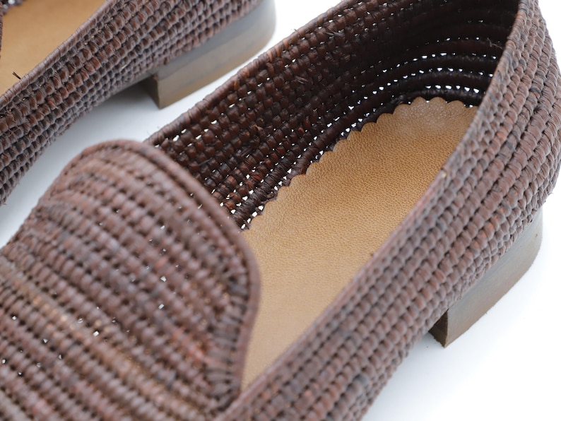 Handmade men’s raffia wedding shoes featuring natural woven fibers and a lightweight loafer design. Perfect for grooms seeking unique, stylish footwear for beach, boho, or summer ceremonies. Comfortable, breathable, and crafted with detailed handwoven texture for an elegant, natural look.