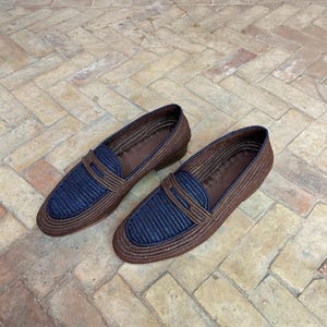 Handmade men’s raffia wedding shoes featuring natural woven fibers and a lightweight loafer design. Perfect for grooms seeking unique, stylish footwear for beach, boho, or summer ceremonies. Comfortable, breathable, and crafted with detailed handwoven texture for an elegant, natural look.