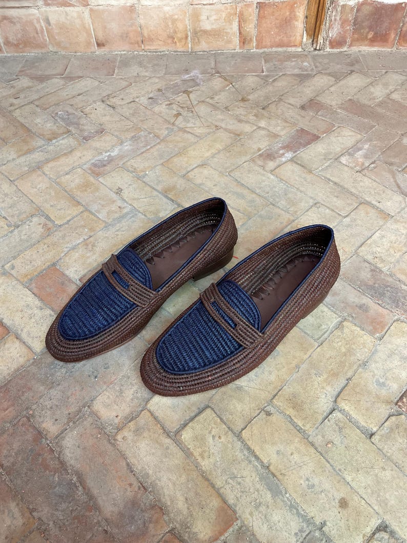 Handmade men’s raffia wedding shoes featuring natural woven fibers and a lightweight loafer design. Perfect for grooms seeking unique, stylish footwear for beach, boho, or summer ceremonies. Comfortable, breathable, and crafted with detailed handwoven texture for an elegant, natural look.