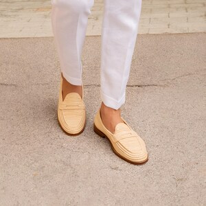 Handmade men’s raffia wedding shoes featuring natural woven fibers and a lightweight loafer design. Perfect for grooms seeking unique, stylish footwear for beach, boho, or summer ceremonies. Comfortable, breathable, and crafted with detailed handwoven texture for an elegant, natural look.