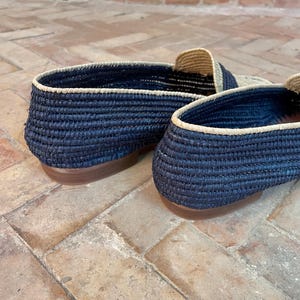Handmade men’s raffia wedding shoes featuring natural woven fibers and a lightweight loafer design. Perfect for grooms seeking unique, stylish footwear for beach, boho, or summer ceremonies. Comfortable, breathable, and crafted with detailed handwoven texture for an elegant, natural look.