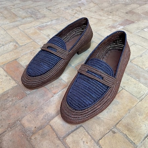Handmade men’s raffia wedding shoes featuring natural woven fibers and a lightweight loafer design. Perfect for grooms seeking unique, stylish footwear for beach, boho, or summer ceremonies. Comfortable, breathable, and crafted with detailed handwoven texture for an elegant, natural look.