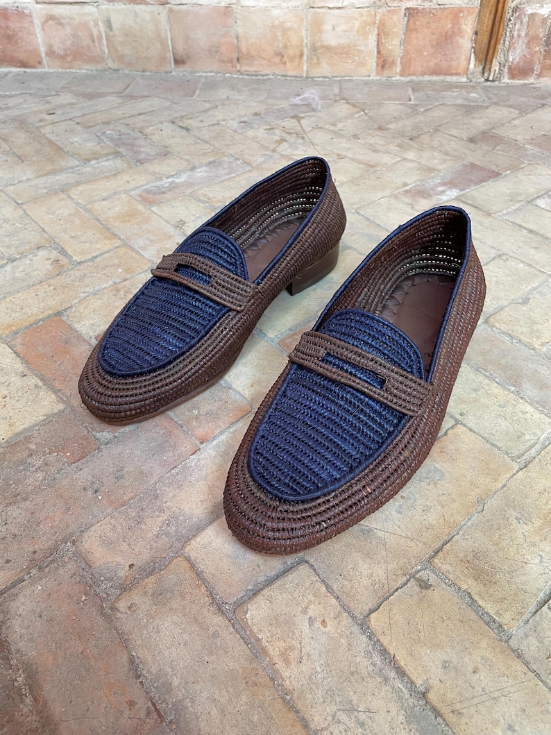 Handmade men’s raffia wedding shoes featuring natural woven fibers and a lightweight loafer design. Perfect for grooms seeking unique, stylish footwear for beach, boho, or summer ceremonies. Comfortable, breathable, and crafted with detailed handwoven texture for an elegant, natural look.