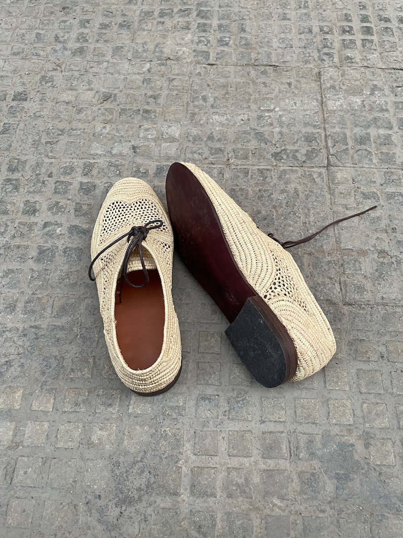 Handmade men’s raffia wedding shoes featuring natural woven fibers and a lightweight loafer design. Perfect for grooms seeking unique, stylish footwear for beach, boho, or summer ceremonies. Comfortable, breathable, and crafted with detailed handwoven texture for an elegant, natural look.