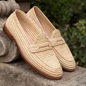 Handmade men’s raffia wedding shoes featuring natural woven fibers and a lightweight loafer design. Perfect for grooms seeking unique, stylish footwear for beach, boho, or summer ceremonies. Comfortable, breathable, and crafted with detailed handwoven texture for an elegant, natural look.