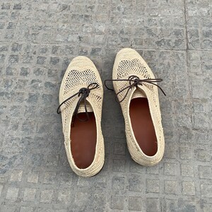 Handmade men’s raffia wedding shoes featuring natural woven fibers and a lightweight loafer design. Perfect for grooms seeking unique, stylish footwear for beach, boho, or summer ceremonies. Comfortable, breathable, and crafted with detailed handwoven texture for an elegant, natural look.