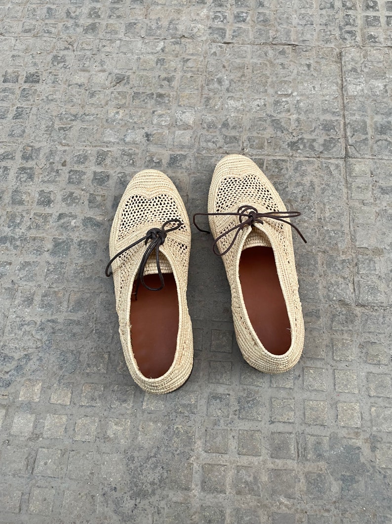 Handmade men’s raffia wedding shoes featuring natural woven fibers and a lightweight loafer design. Perfect for grooms seeking unique, stylish footwear for beach, boho, or summer ceremonies. Comfortable, breathable, and crafted with detailed handwoven texture for an elegant, natural look.