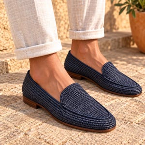 Handmade men's wedding shoes made from natural woven raffia, styled as penny loafers with a woven cross-strap detail in gray and beige tones. Unique groom footwear featuring handcrafted raffia weaving and a tan leather sole. Perfect for rustic, boho, or destination weddings. Artisan-made natural fiber loafers offering a stylish, comfortable alternative to traditional leather wedding shoes for grooms and groomsmen.