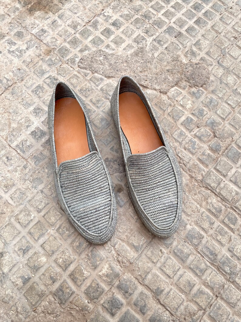 Handmade men’s raffia wedding shoes featuring natural woven fibers and a lightweight loafer design. Perfect for grooms seeking unique, stylish footwear for beach, boho, or summer ceremonies. Comfortable, breathable, and crafted with detailed handwoven texture for an elegant, natural look.