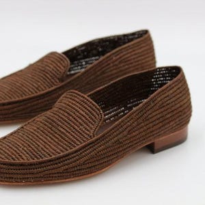 Handmade men’s raffia wedding shoes featuring natural woven fibers and a lightweight loafer design. Perfect for grooms seeking unique, stylish footwear for beach, boho, or summer ceremonies. Comfortable, breathable, and crafted with detailed handwoven texture for an elegant, natural look.