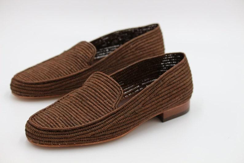 Handmade men’s raffia wedding shoes featuring natural woven fibers and a lightweight loafer design. Perfect for grooms seeking unique, stylish footwear for beach, boho, or summer ceremonies. Comfortable, breathable, and crafted with detailed handwoven texture for an elegant, natural look.