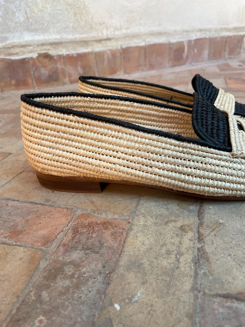 Handmade men’s raffia wedding shoes featuring natural woven fibers and a lightweight loafer design. Perfect for grooms seeking unique, stylish footwear for beach, boho, or summer ceremonies. Comfortable, breathable, and crafted with detailed handwoven texture for an elegant, natural look.