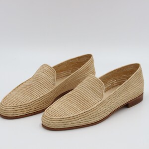 Handmade men’s raffia wedding shoes featuring natural woven fibers and a lightweight loafer design. Perfect for grooms seeking unique, stylish footwear for beach, boho, or summer ceremonies. Comfortable, breathable, and crafted with detailed handwoven texture for an elegant, natural look.