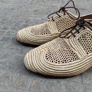 Handmade men’s raffia wedding shoes featuring natural woven fibers and a lightweight loafer design. Perfect for grooms seeking unique, stylish footwear for beach, boho, or summer ceremonies. Comfortable, breathable, and crafted with detailed handwoven texture for an elegant, natural look.