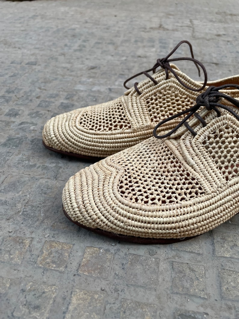 Handmade men’s raffia wedding shoes featuring natural woven fibers and a lightweight loafer design. Perfect for grooms seeking unique, stylish footwear for beach, boho, or summer ceremonies. Comfortable, breathable, and crafted with detailed handwoven texture for an elegant, natural look.