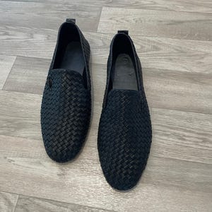 Handmade men’s braided leather shoes featuring a woven design and classic driving moccasin style. These leather loafers offer a comfortable, flexible fit ideal for weddings, groom fashion, and stylish everyday wear. Crafted with detailed braided texture for a refined, elegant look that complements both formal and casual outfits.