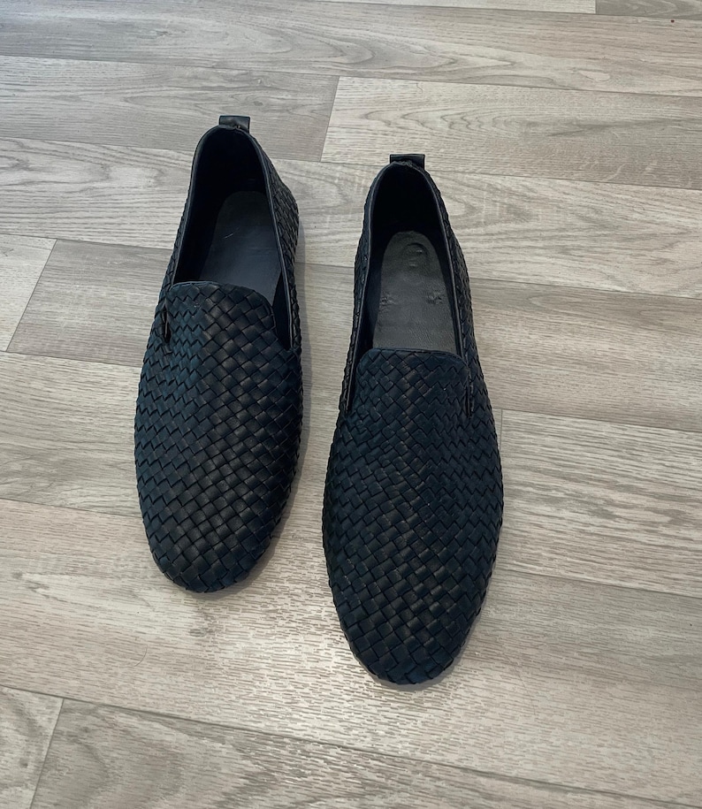 Handmade men’s braided leather shoes featuring a woven design and classic driving moccasin style. These leather loafers offer a comfortable, flexible fit ideal for weddings, groom fashion, and stylish everyday wear. Crafted with detailed braided texture for a refined, elegant look that complements both formal and casual outfits.
