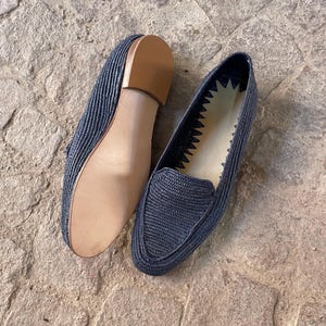 Handmade men’s raffia wedding shoes featuring natural woven fibers and a lightweight loafer design. Perfect for grooms seeking unique, stylish footwear for beach, boho, or summer ceremonies. Comfortable, breathable, and crafted with detailed handwoven texture for an elegant, natural look.