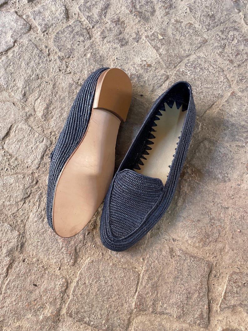 Handmade men’s raffia wedding shoes featuring natural woven fibers and a lightweight loafer design. Perfect for grooms seeking unique, stylish footwear for beach, boho, or summer ceremonies. Comfortable, breathable, and crafted with detailed handwoven texture for an elegant, natural look.