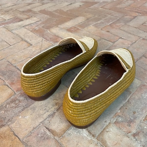 Handmade men’s raffia wedding shoes featuring natural woven fibers and a lightweight loafer design. Perfect for grooms seeking unique, stylish footwear for beach, boho, or summer ceremonies. Comfortable, breathable, and crafted with detailed handwoven texture for an elegant, natural look.