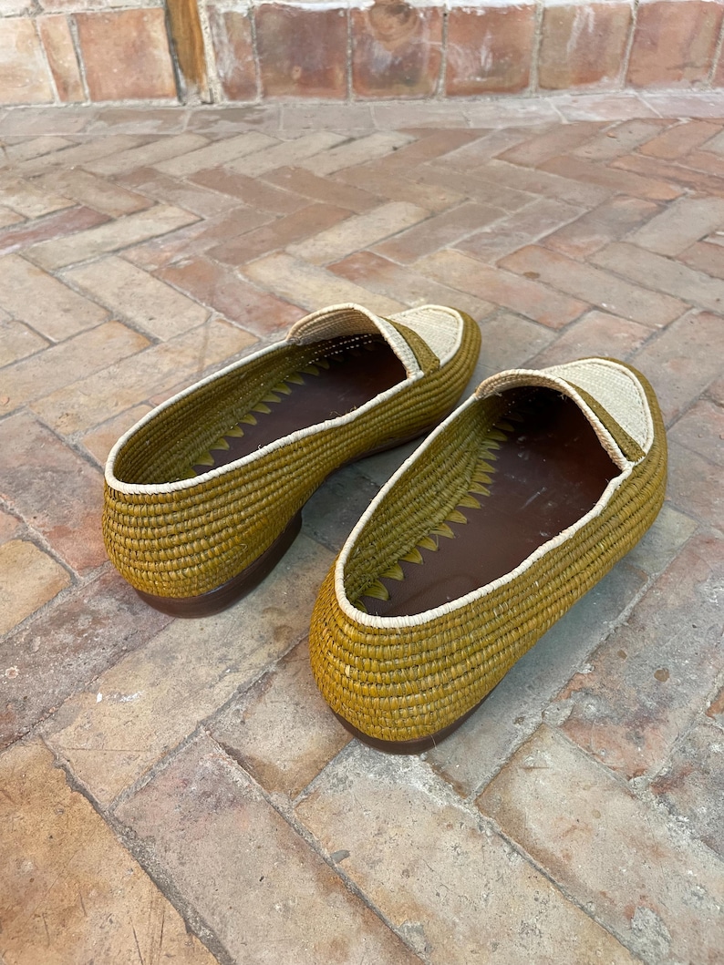 Handmade men’s raffia wedding shoes featuring natural woven fibers and a lightweight loafer design. Perfect for grooms seeking unique, stylish footwear for beach, boho, or summer ceremonies. Comfortable, breathable, and crafted with detailed handwoven texture for an elegant, natural look.