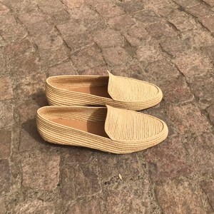 Handmade men’s raffia wedding shoes featuring natural woven fibers and a lightweight loafer design. Perfect for grooms seeking unique, stylish footwear for beach, boho, or summer ceremonies. Comfortable, breathable, and crafted with detailed handwoven texture for an elegant, natural look.