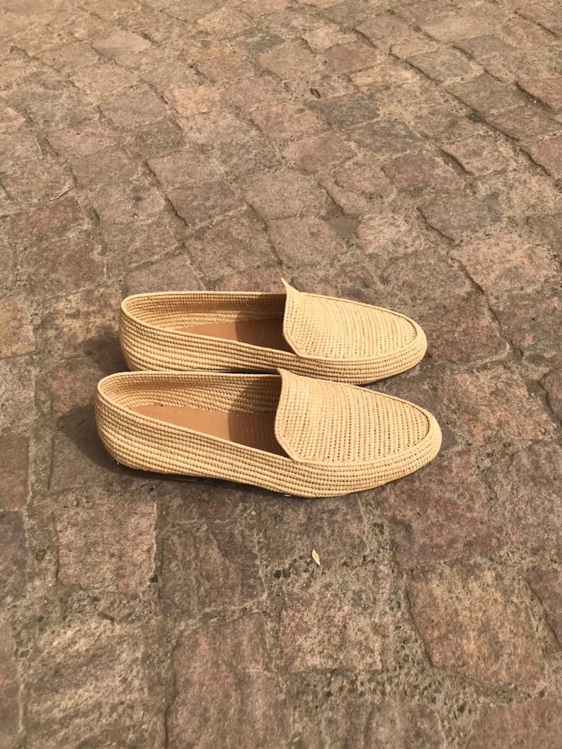Handmade men’s raffia wedding shoes featuring natural woven fibers and a lightweight loafer design. Perfect for grooms seeking unique, stylish footwear for beach, boho, or summer ceremonies. Comfortable, breathable, and crafted with detailed handwoven texture for an elegant, natural look.