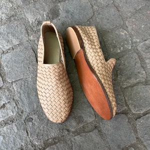 Handmade men’s braided leather shoes featuring a woven design and classic driving moccasin style. These leather loafers offer a comfortable, flexible fit ideal for weddings, groom fashion, and stylish everyday wear. Crafted with detailed braided texture for a refined, elegant look that complements both formal and casual outfits.